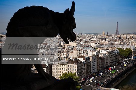 Gargouille sur notre-Dame surplombant Paris, France