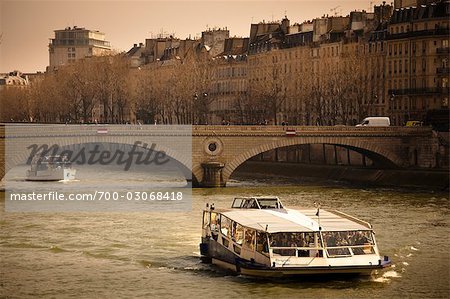 Bateaux sur la Seine, Paris, France