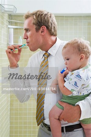 Père et se brosser les dents de bébé