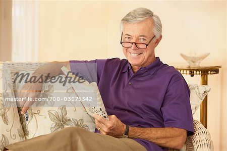 Portrait d'un homme assis sur le canapé
