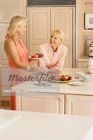 Femme debout dans la cuisine, se prépare à manger