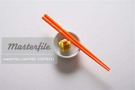 Dim-Sum in Schüssel mit orange Stäbchen