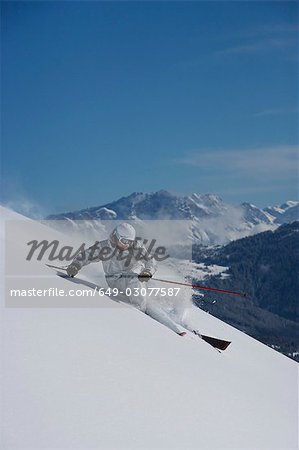 Homme en costume blanc & gris camo tournant.