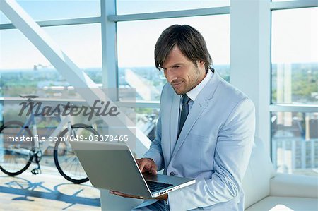 homme d'affaires avec ordinateur