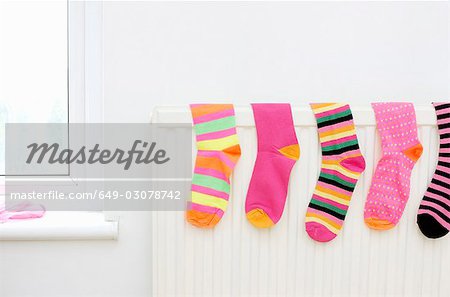 chaussettes colorées de séchage sur le radiateur