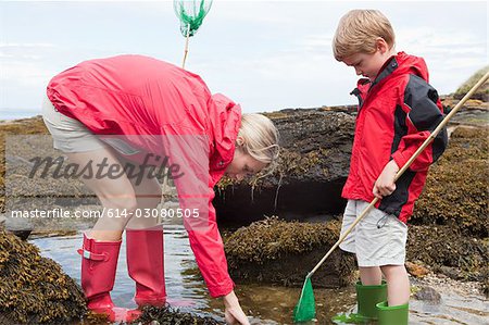 Mère et fils à la recherche dans la piscine