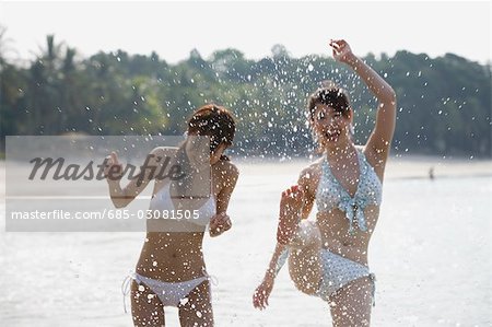 Zwei junge Frauen im Wasser plantschen