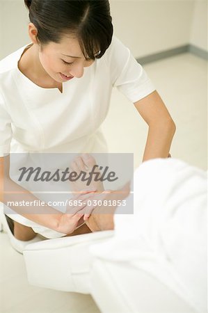 Massothérapeute application de massage des pieds