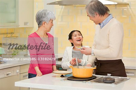 Großeltern und Enkeltochter Kochen