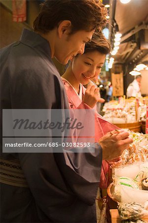 Junges Paar in Kimono-Markt suchen