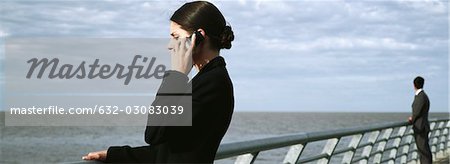 Frau am Hafengebiet Geländer mit Handy