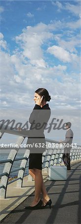 Geschäftsfrau an Hafengebiet Reling mit Handy, Aussicht betrachten