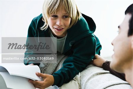Junge gelehnt Sofa im Gespräch mit älteren Bruder