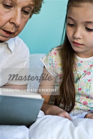 Grand-mère à la petite-fille de lecture