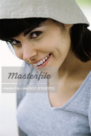 Femme souriante Coquette à appareil photo, portrait