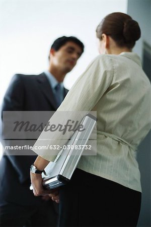 Femme d'affaires dans une conversation avec une collègue, vue d'angle faible