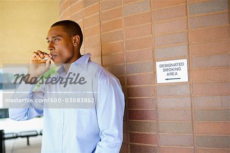 Homme fumant une Cigarette dans une zone désignée