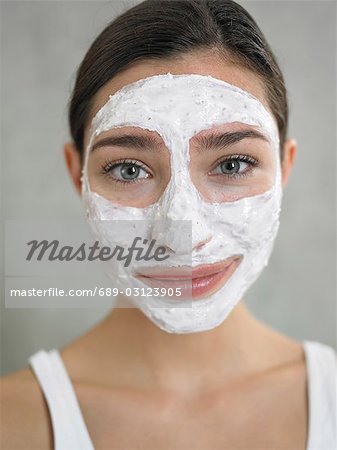 Femme avec masque de lait caillé