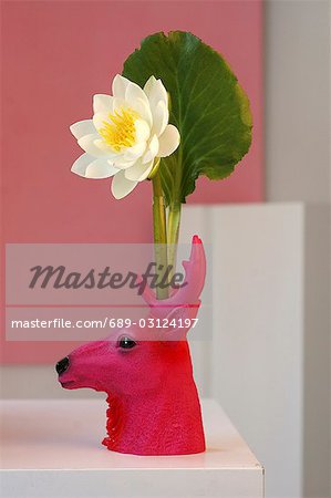 Weiße Seerose in rosa farbigen Hirsch-förmigen vase