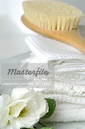 Piqué towels and a massage brush decorated with lisianthus flowers
