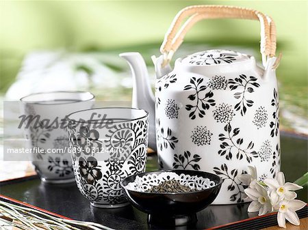 Set de thé avec un motif de fleur noir et blanc