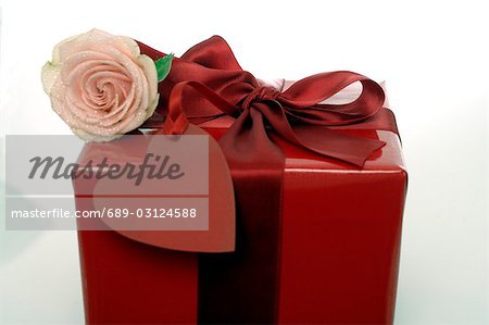 Geschenk Mit Rose Und Herzen