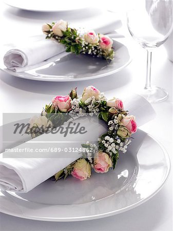 Serviettes décorées avec coronals de roses et gypsophile