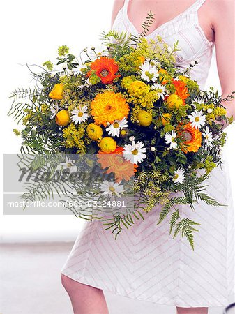 Bouquet de fleur de souci, renoncules et marguerites