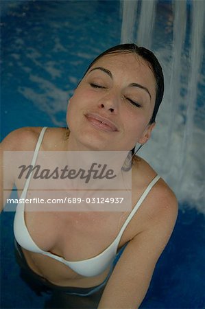 Frau unter Dusche