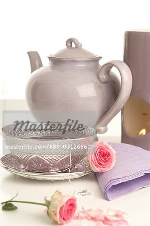 Teekanne, Teetasse Silber, Aroma-Lampe und Rosen