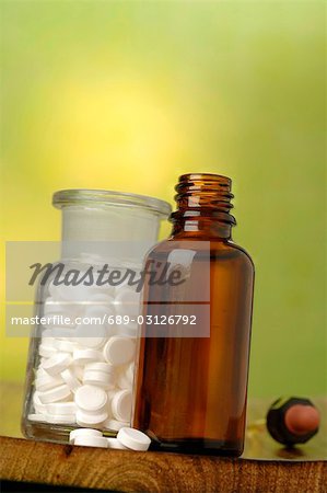 Cellule de Dr Schüssler sels bouteille de pilules et une pipette