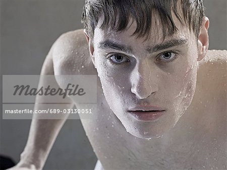 Mann mit nasse Haut und Haar