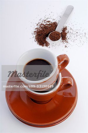 Expresso dans une tasse rouge