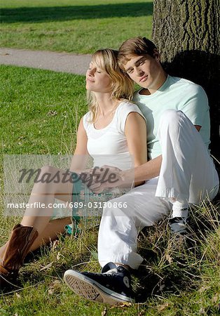 Jeune couple sur l'herbe