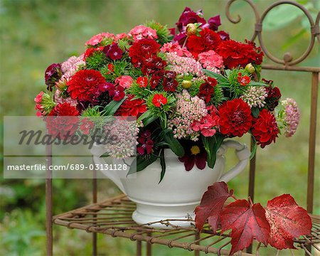 Bouquet de Dahlias sur une étagère de fer