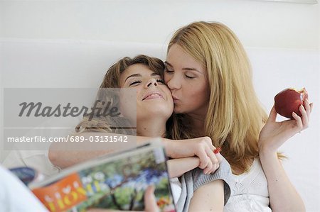deux femmes s'embrasser