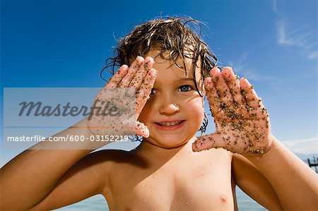 Mädchen mit Sand auf ihre Hände