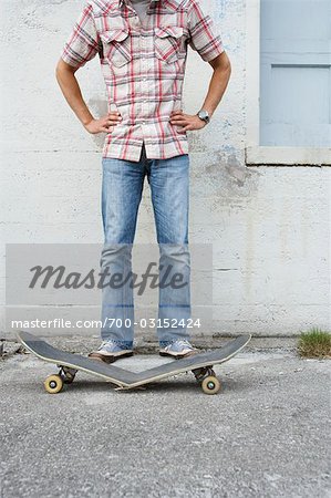 Homme avec Skateboard cassé
