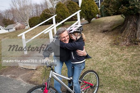 Vater Lehre Tochter wie ein Fahrrad fahren