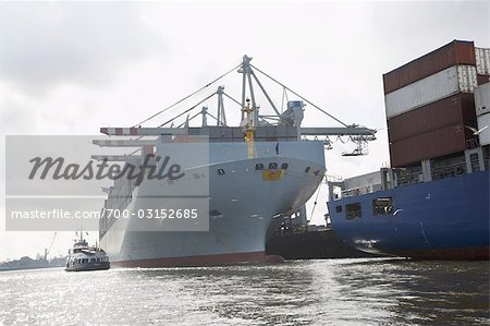 Schiff an der Laderampe, Hamburg, Deutschland