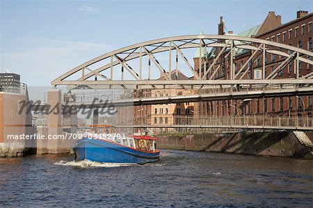 Boot auf dem Fluss in der Speicherstadt, Hafencity, Hamburg, Deutschland