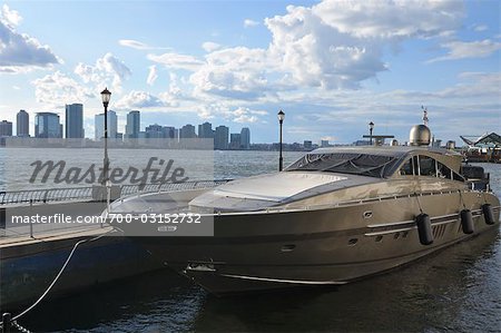 Boot verankert im Hafen an der Welt finanzielle Centre, New York City, New York, USA