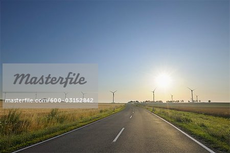 Landstraße und Windkraftanlagen, Rheinland-Pfalz, Deutschland