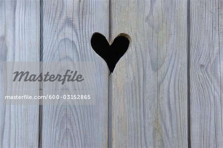 Porte en bois avec forme de coeur