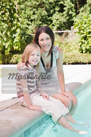 Mère et fille de la piscine