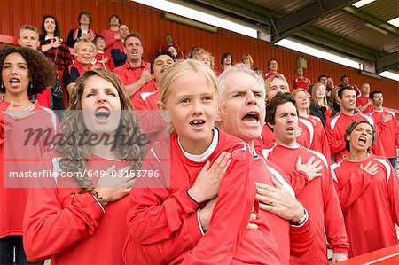 Fans singen der Hymne bei Fußballspiel