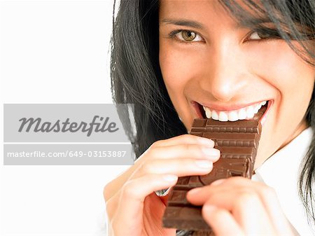 Femme, manger du chocolat