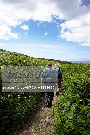 Couple de randonnée, St Ives, Cornwall, Angleterre, Royaume-Uni Couple de randonnée, St Ives, Cornwall, Angleterre, Royaume-Uni