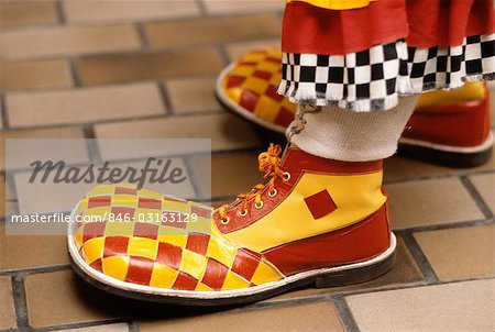 CLOWN LUSTIG GROßE FÜßE FUß SCHUHE ÜBERGRÖßE ROT & GELB KONTROLLEN LUSTIGE SILLY UNGESCHICKT