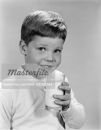 1960ER JAHRE LÄCHELND BOY HOLDING GLAS MILCH